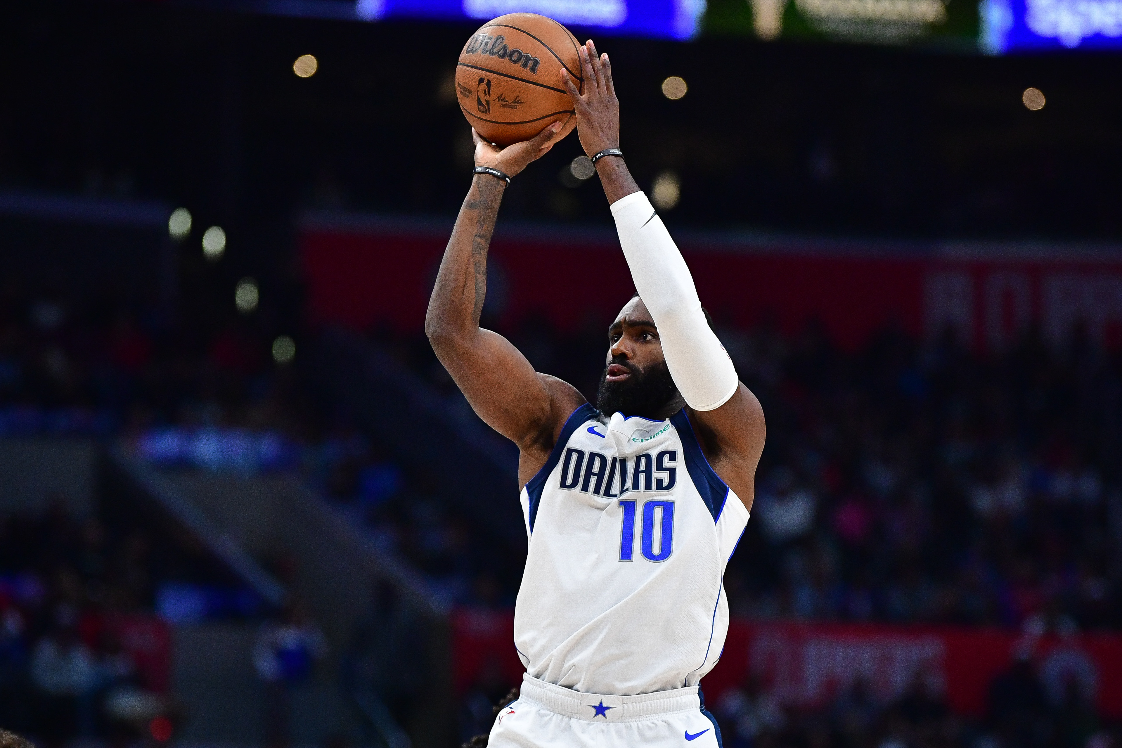 Mavs' Tim Hardaway Jr. rises up for a jumpshot against the Los Angeles Clippers.
